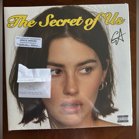 GRACIE ABRAMS THE SECRET OF US SIGNED AUTOGRAPHED YELLOW VINYL LP ALBUM ON COVER - Picture 2 of 15